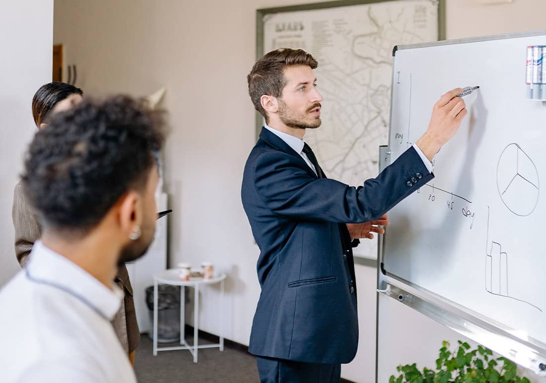 Man Drawing on Whiteboard herencia